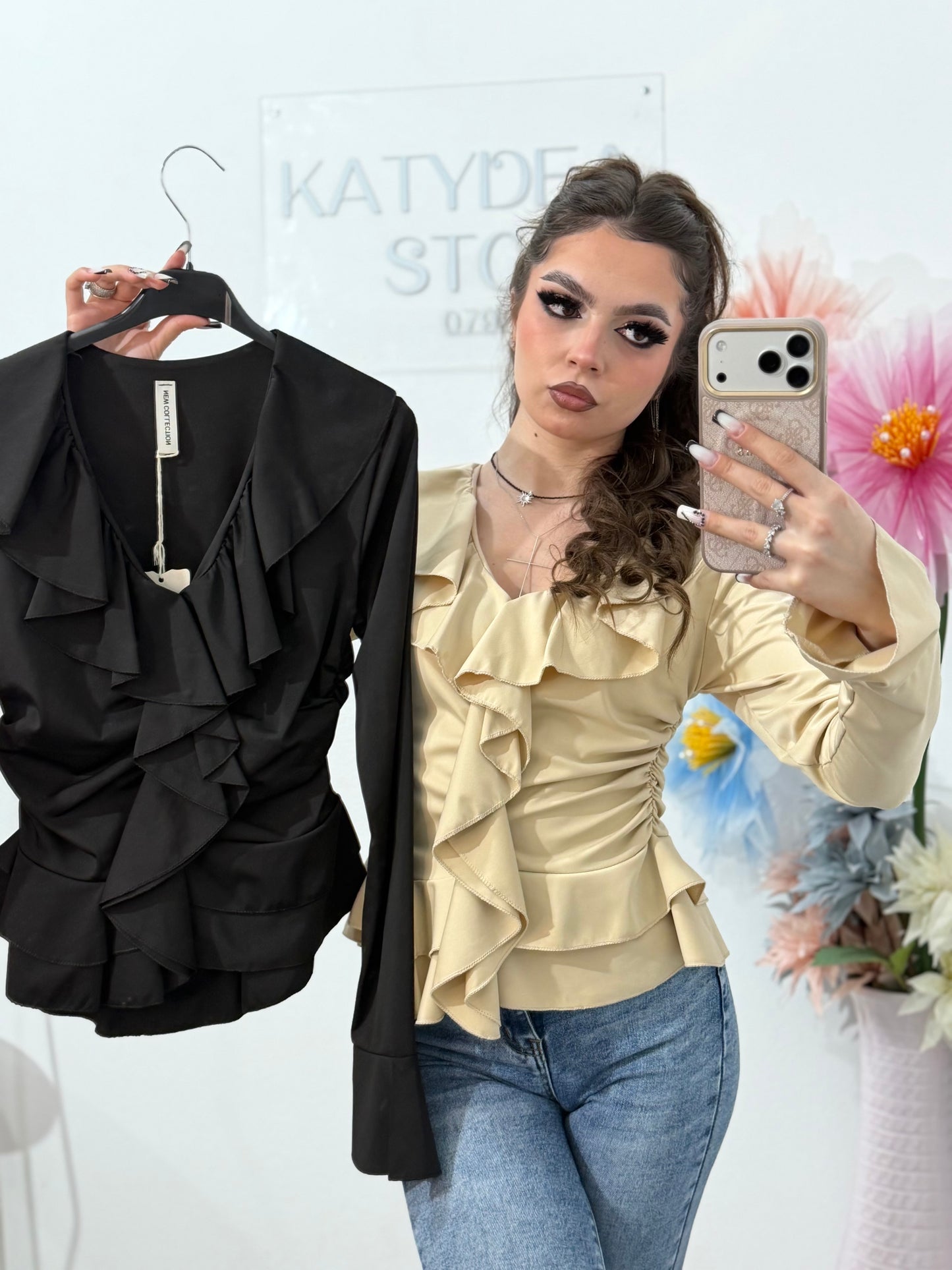 Bluză elegantă damă cu volane, decolteu în V și croială cambrată – stil feminin modern