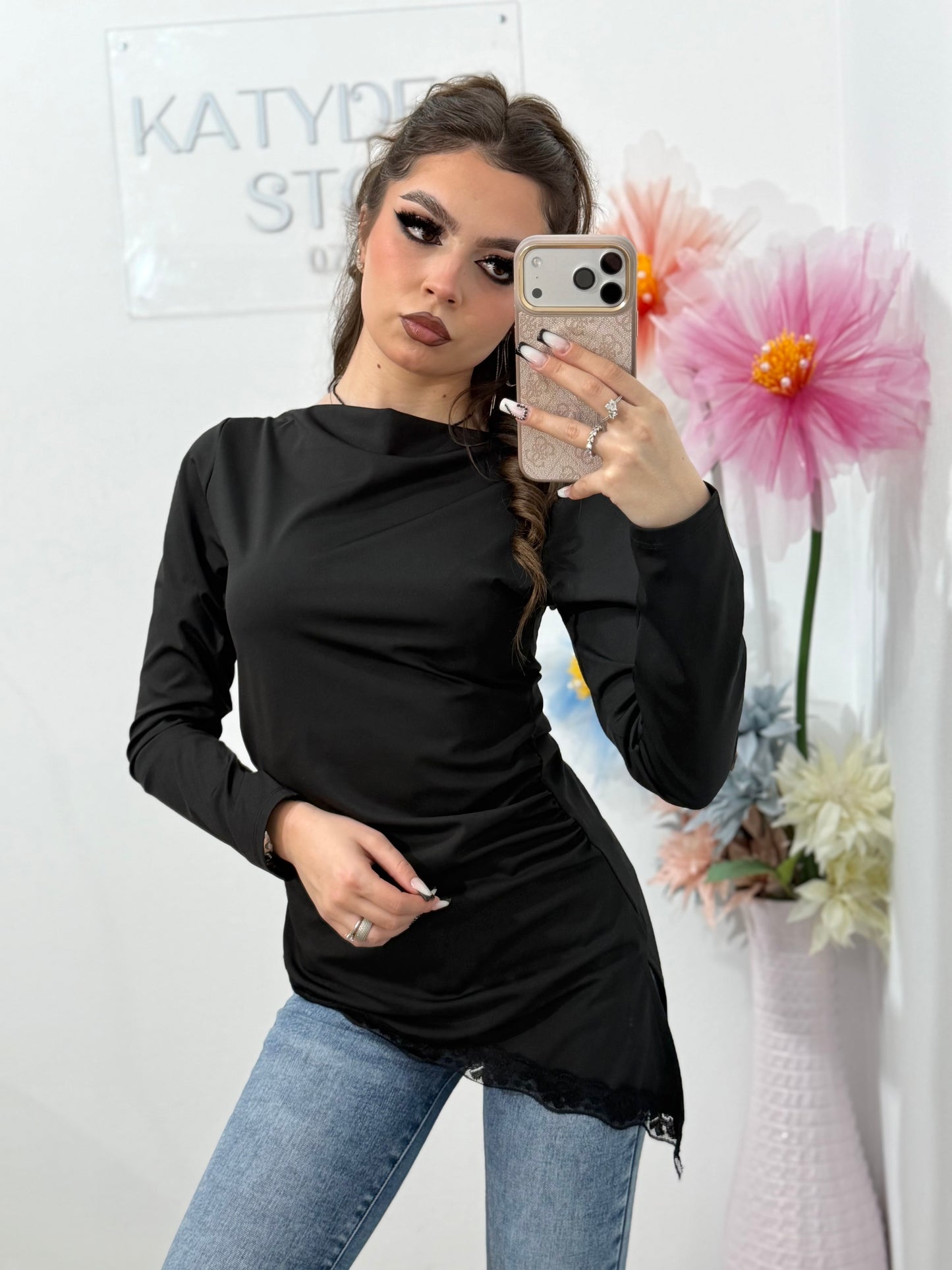 Bluză damă neagră asimetrică, mulată, cu mâneci lungi și detaliu dantelă – stil modern elegant