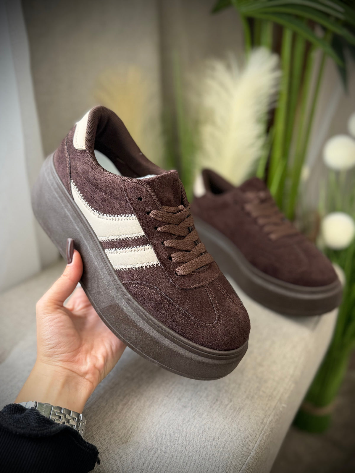 Adidași maro cu inserții crem și talpă groasă