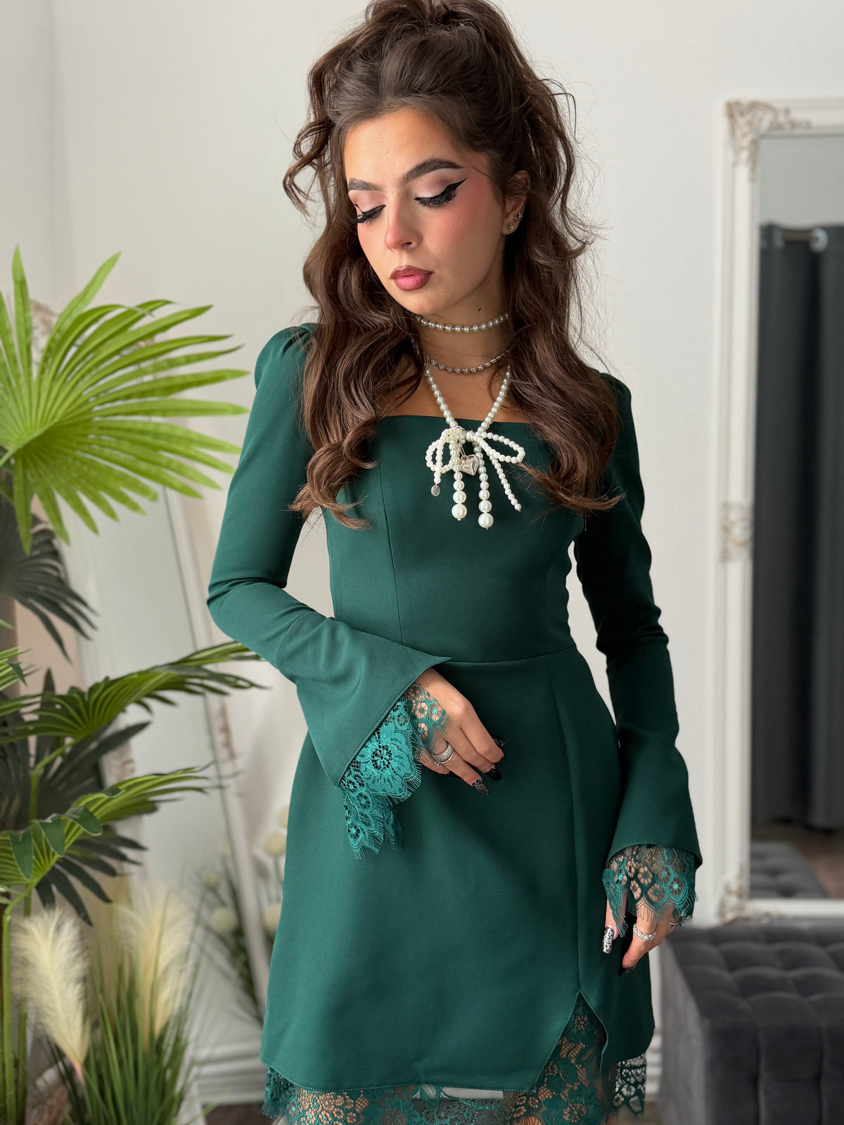 Rochie Amara – verde cu dantelă și mâneci evazate