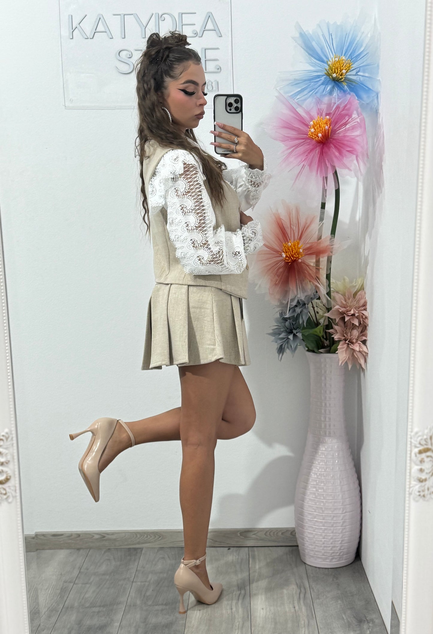 Compleu cu fustă și vestă crem
