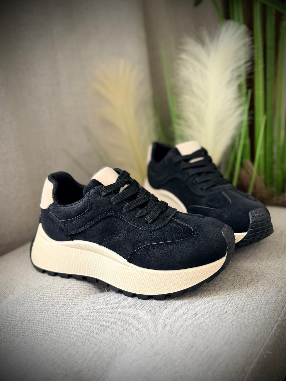 Adidași negri cu talpă crem