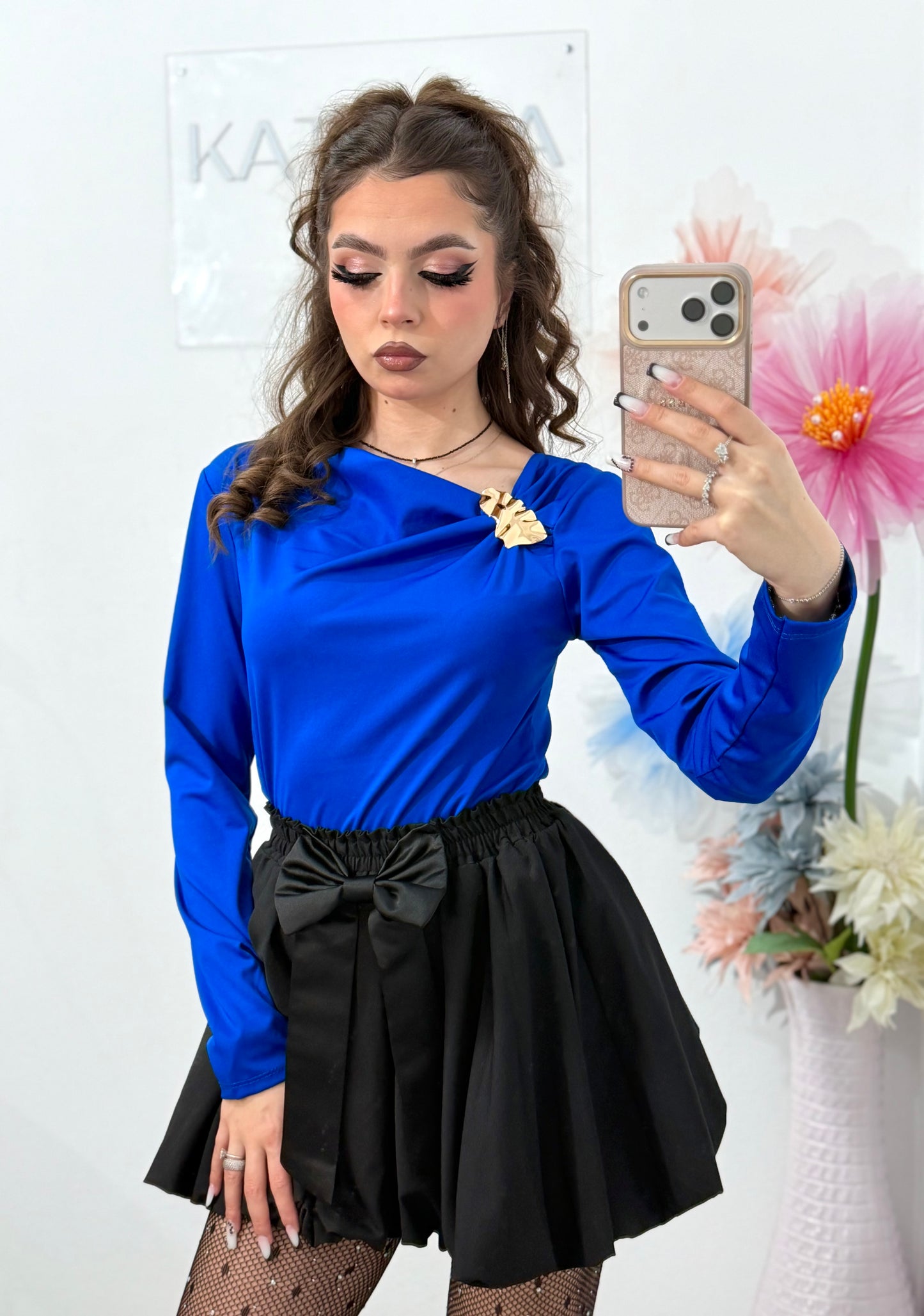 Bluza eleganta si feminina cu accesoriu tip brosa Simone