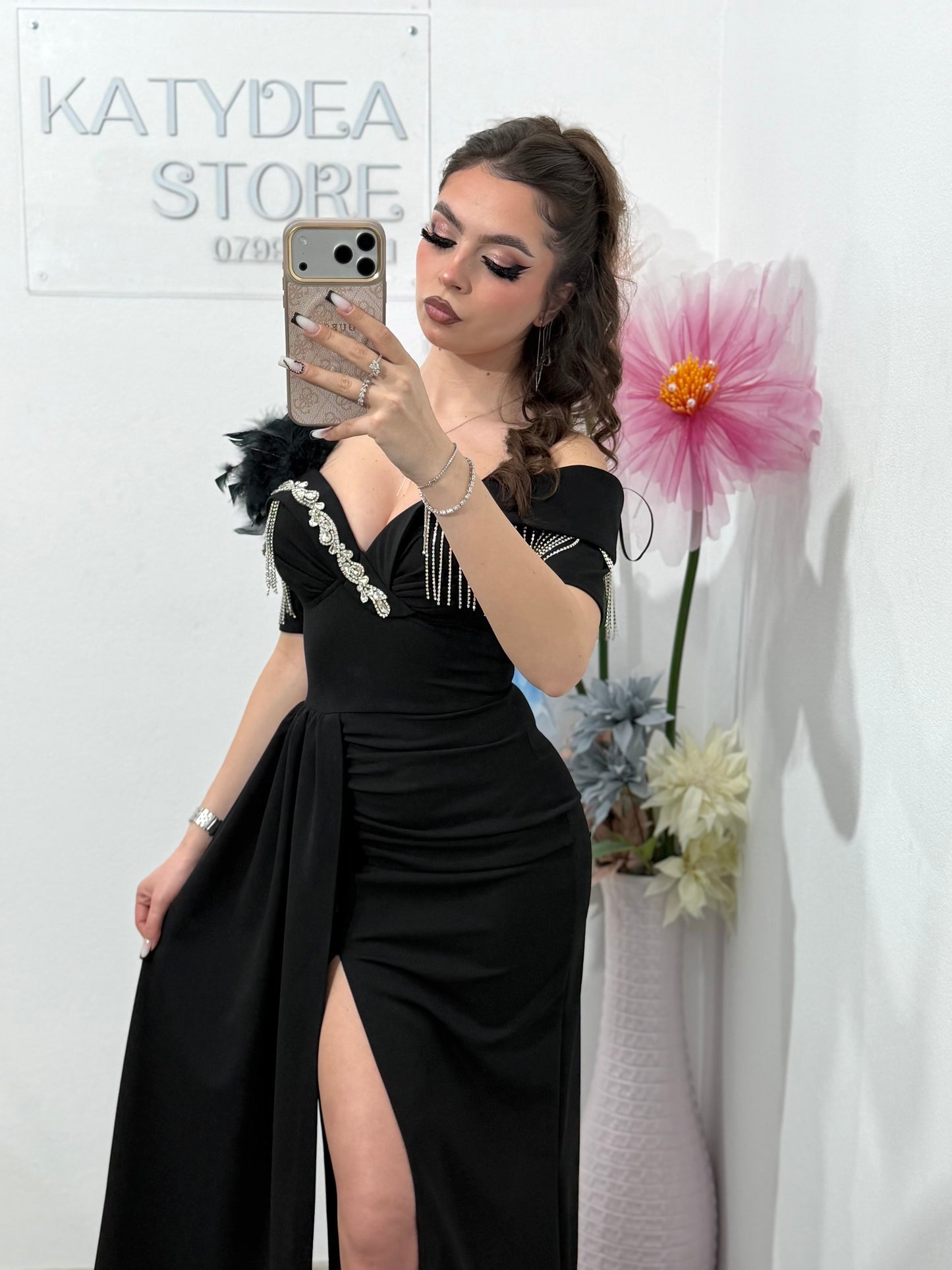 Rochie elegantă off-shoulder cu slit și detalii luxury