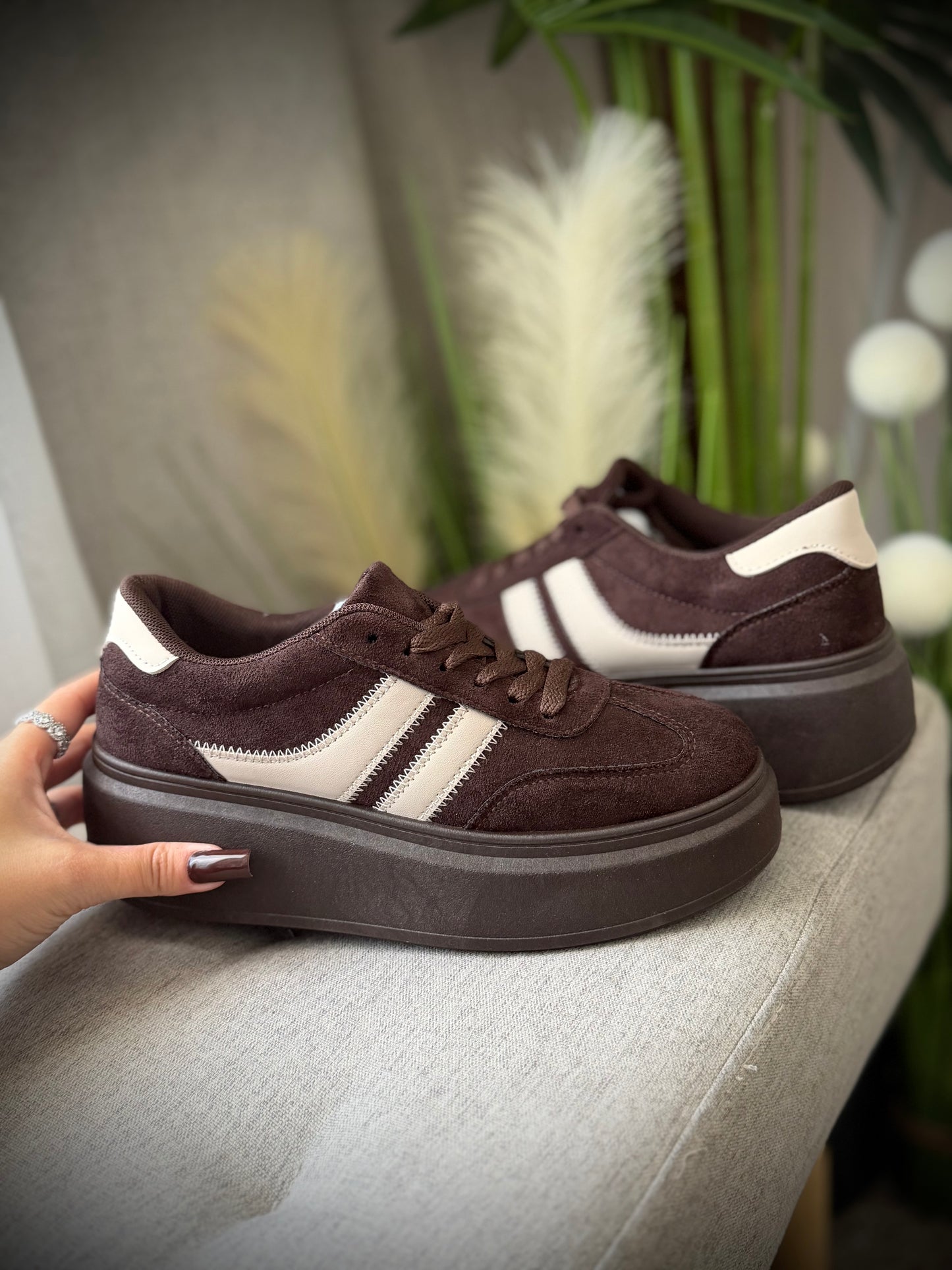 Adidași maro cu inserții crem și talpă groasă
