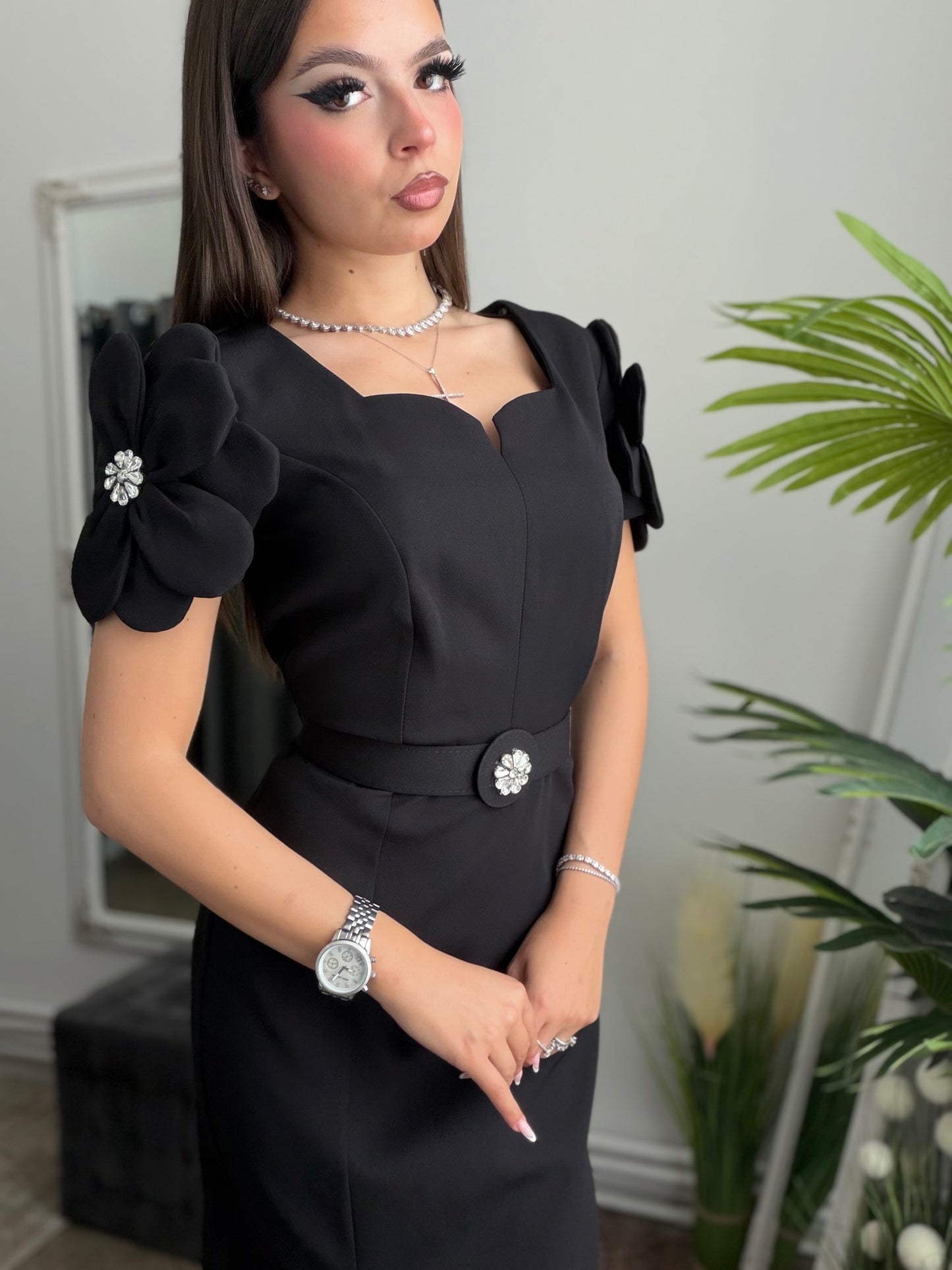 Rochie eleganta neagra cu detalii floare la maneca