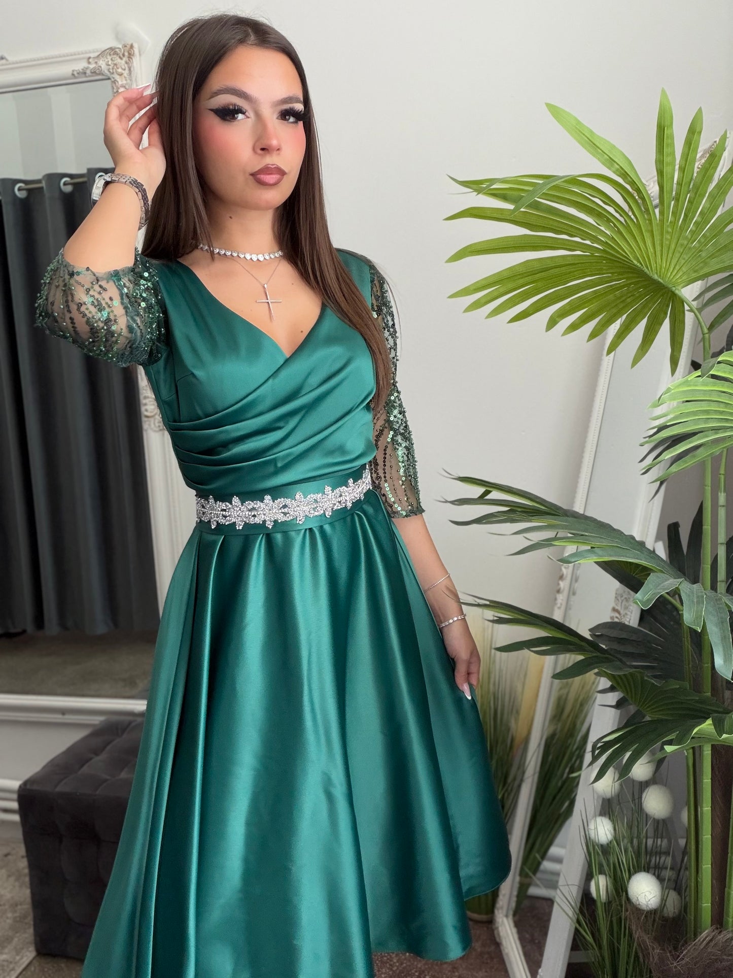 Rochie elegantă din tafta verde smarald cu mâneci din dantelă brodată Adria