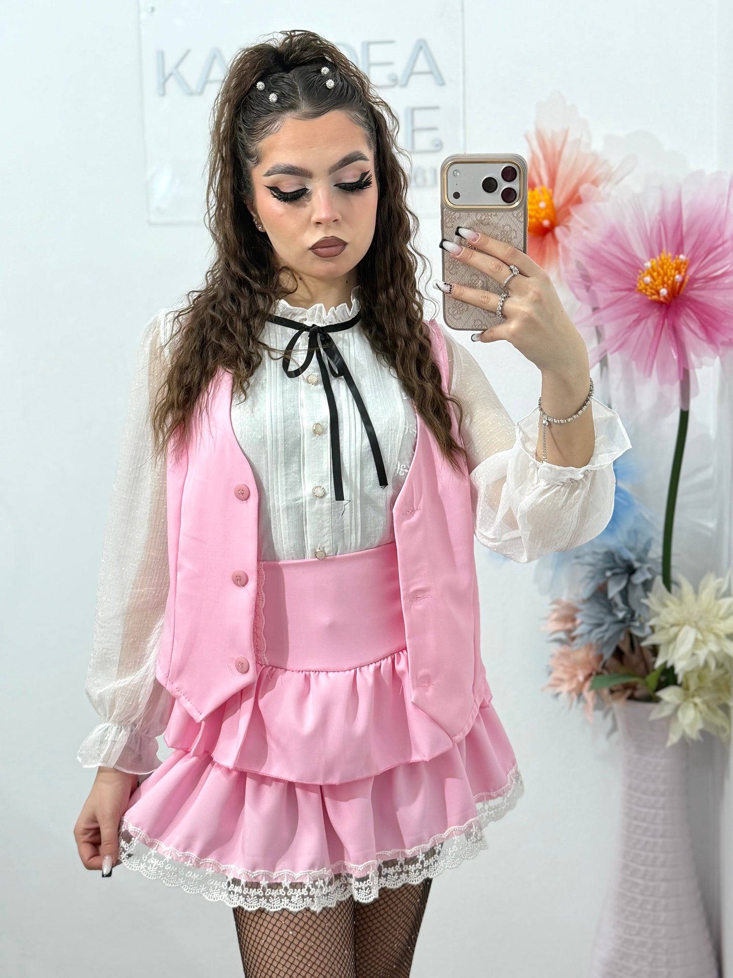 Compleu damă elegant cu vestă și fustă cu volane – ținută feminină casual