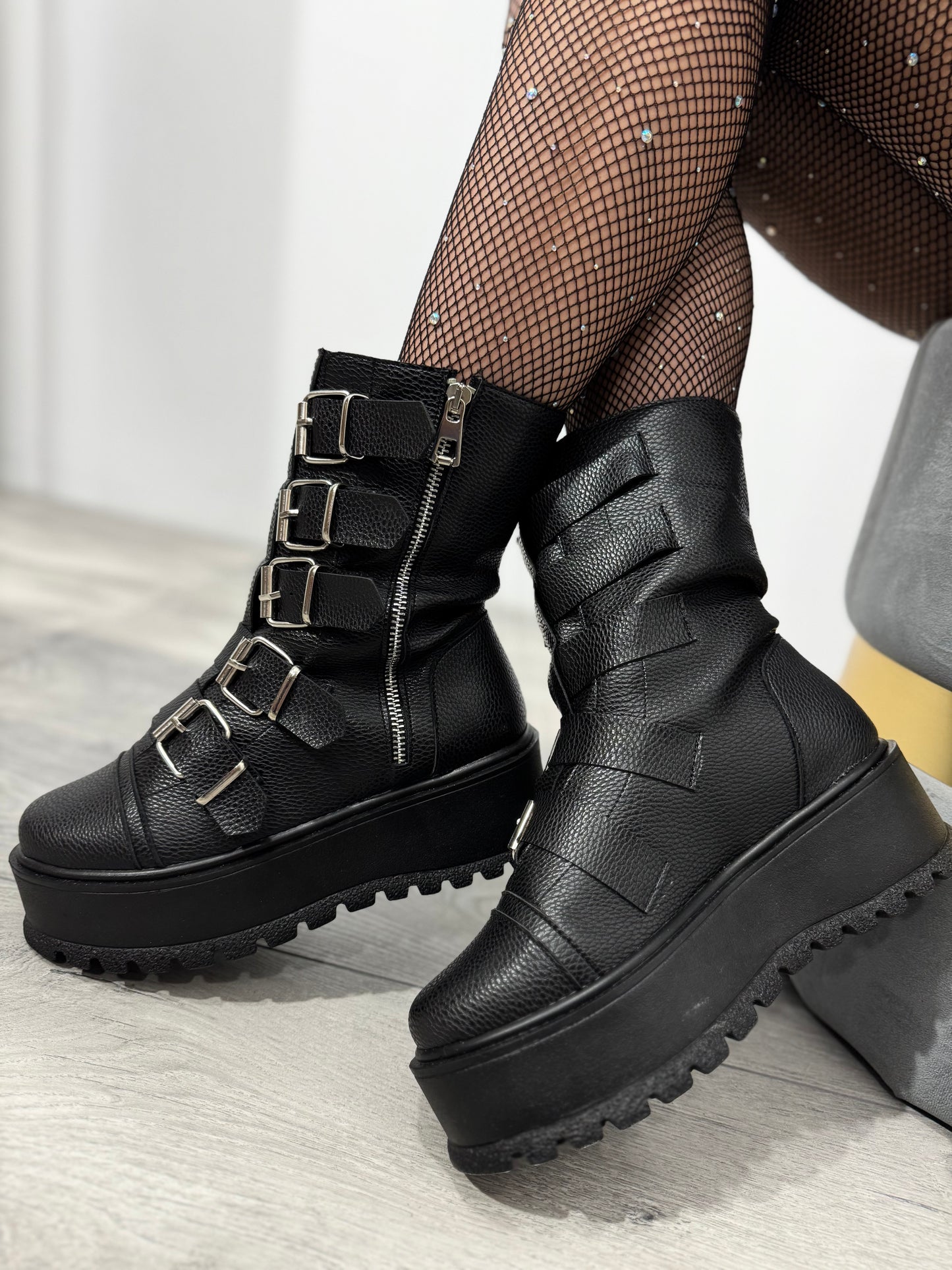 Bocanci cu talpă groasă și catarame ZONIA