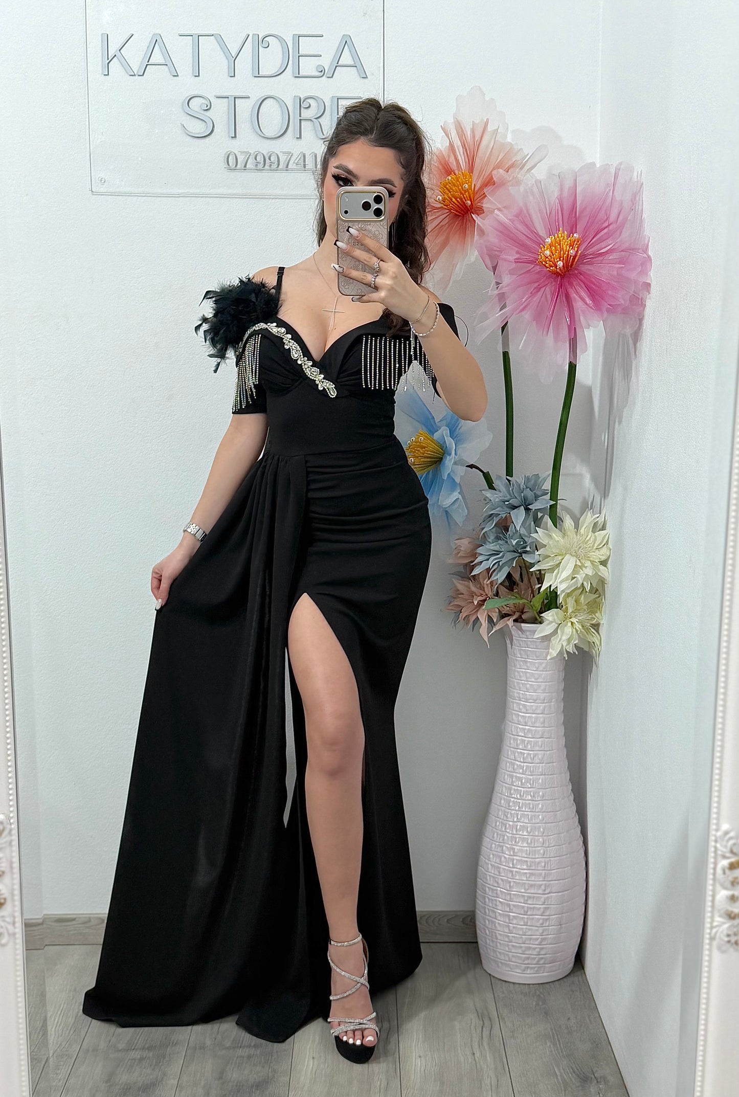 Rochie elegantă off-shoulder cu slit și detalii luxury
