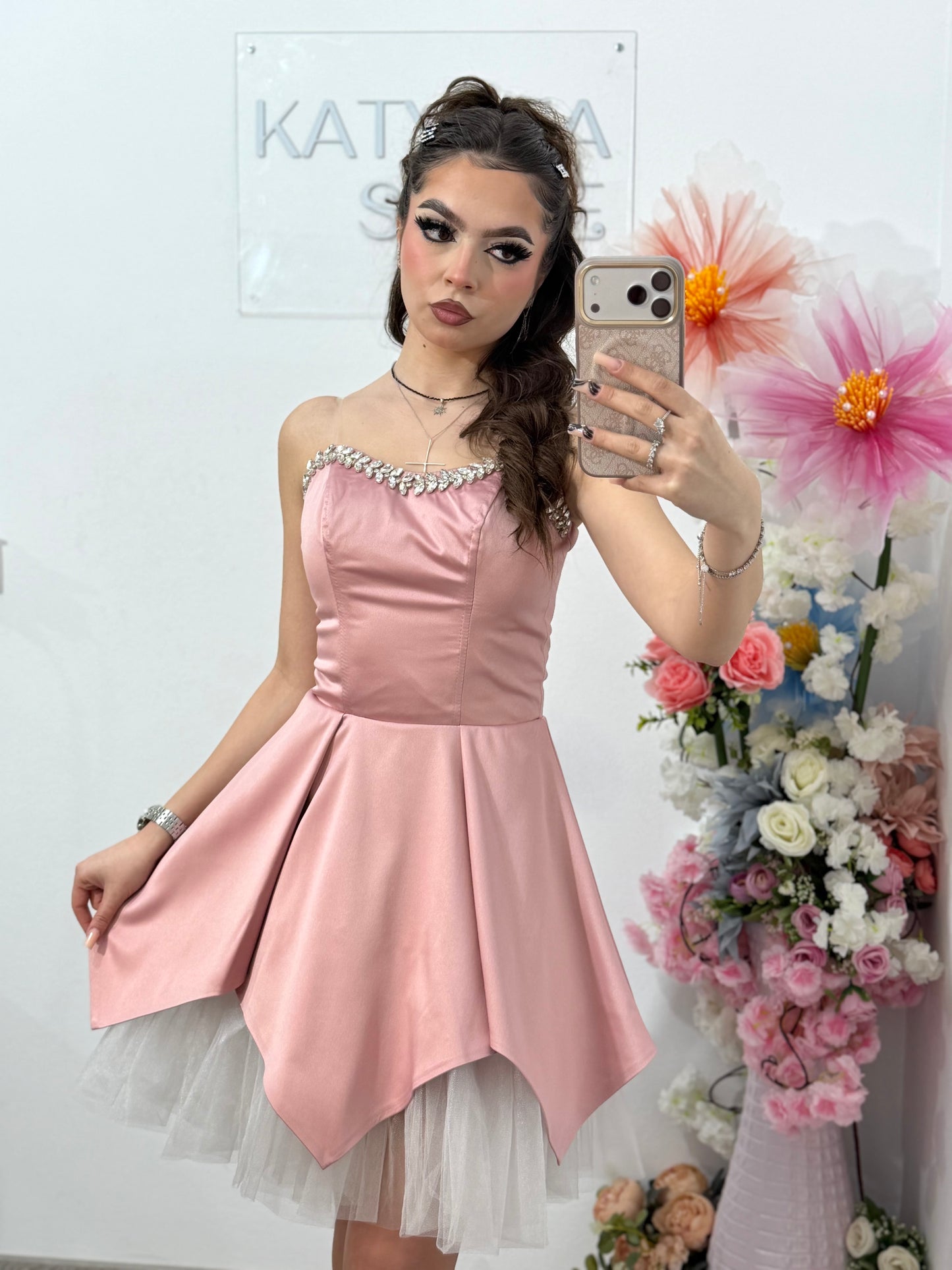 Rochie elegantă roz cu accente delicate și moderne Delice