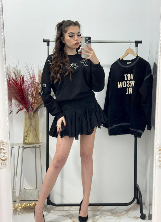 Bluza neagra cu fundițe aplicate