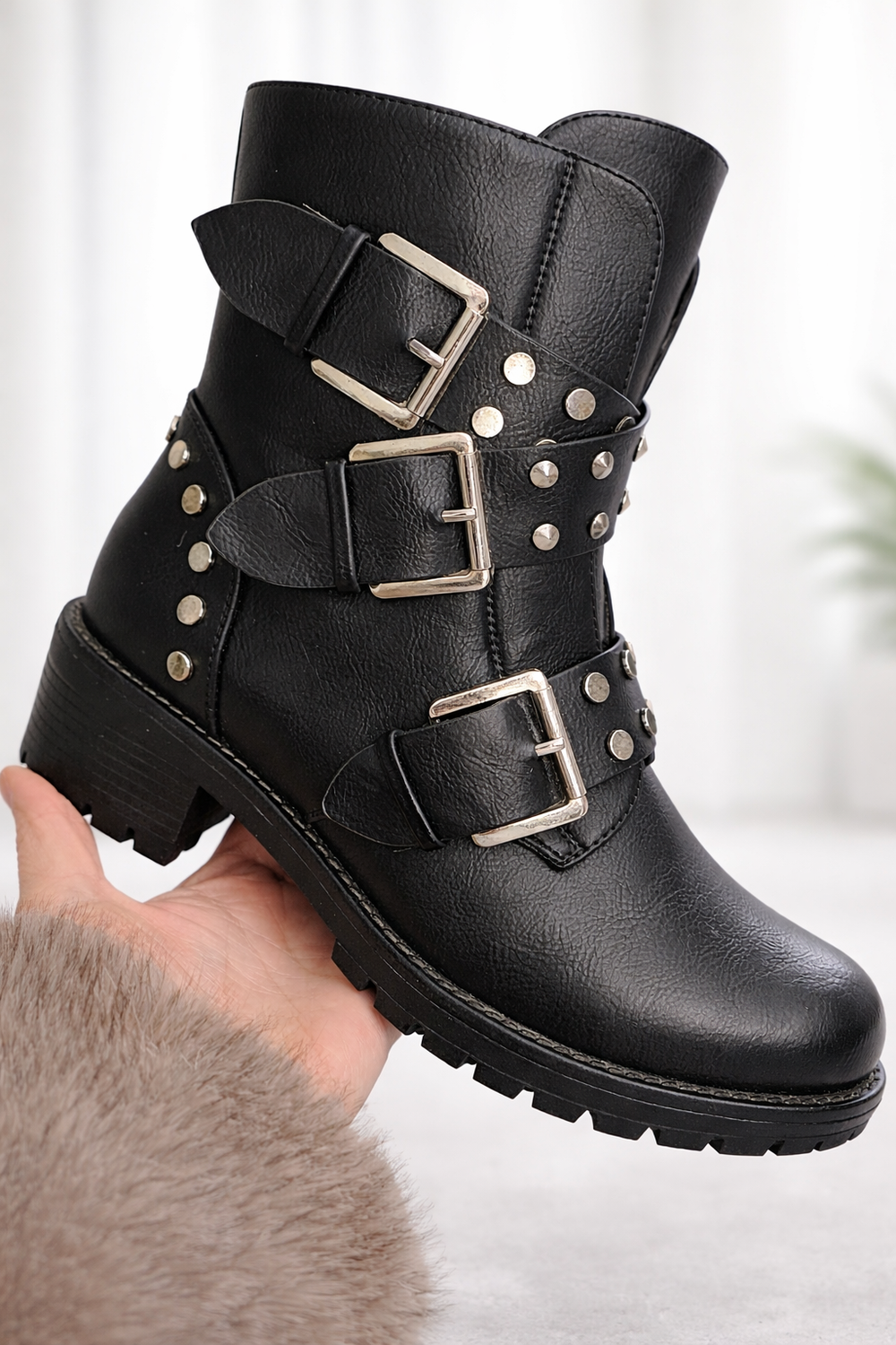 Ghete ankle negre