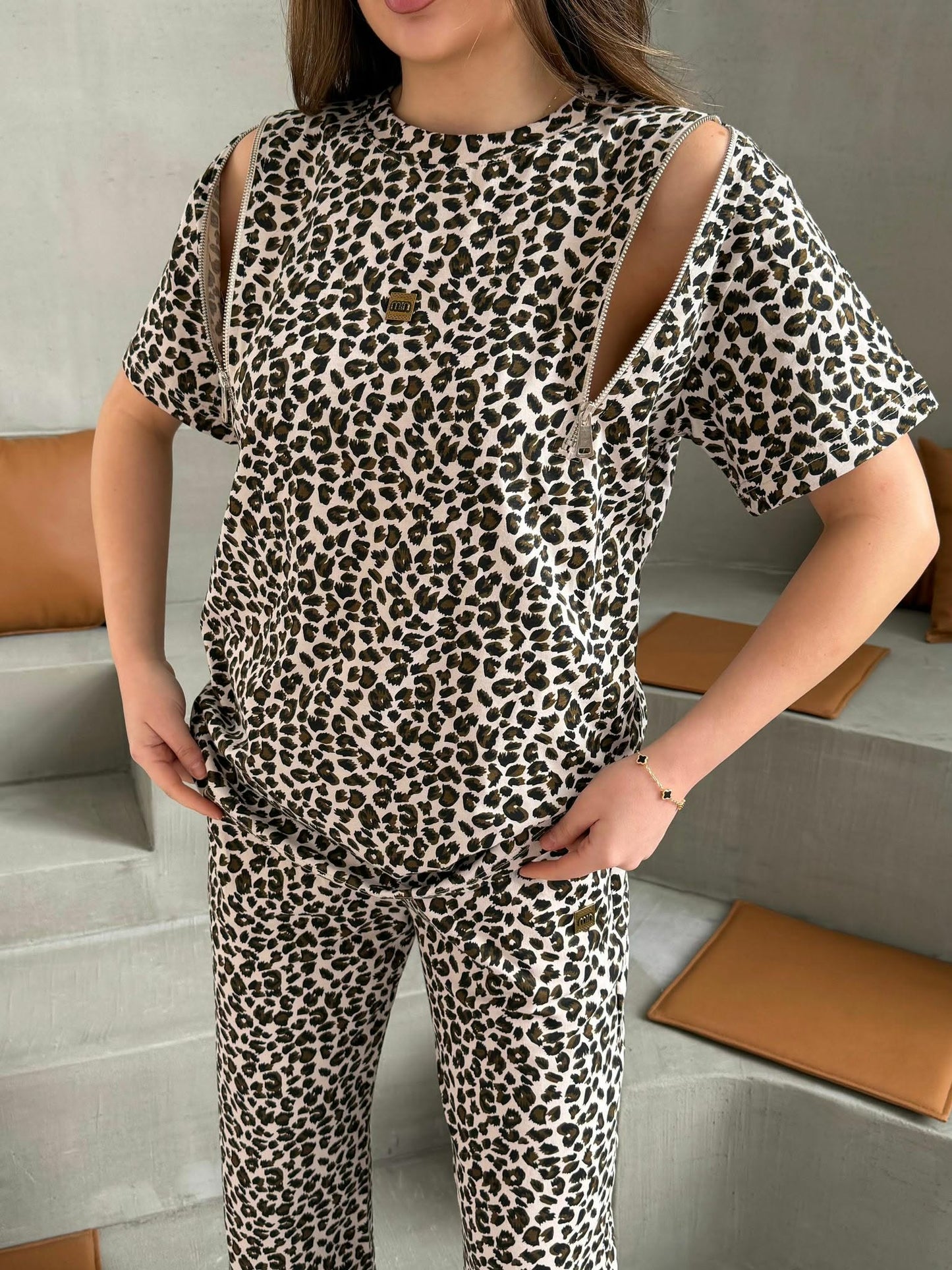 Compleu Qumra cu imprimeu animal print si fermoare