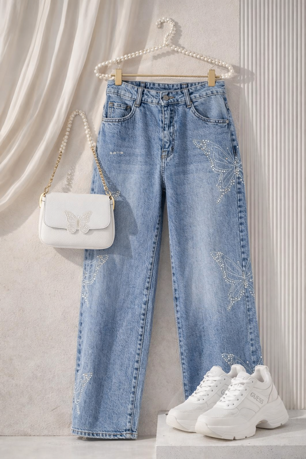 Blugi damă albaștri cu talie înaltă și aplicații fluture din strasuri – model fashion casual