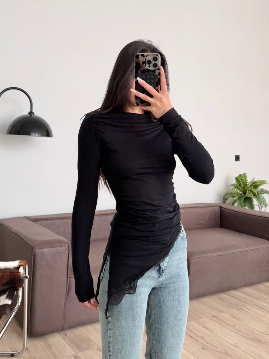 Bluză damă neagră asimetrică, mulată, cu mâneci lungi și detaliu dantelă – stil modern elegant