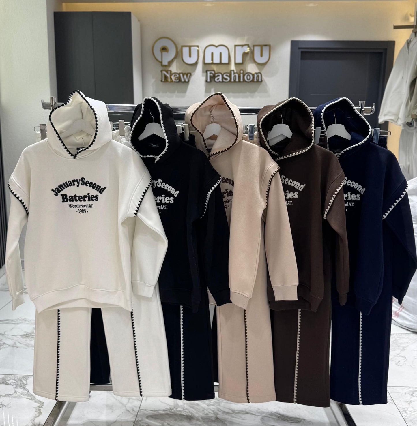 Trening Casual „January Second Batteries” – Set Hanorac + Pantaloni ALB